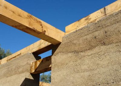 CANTÓ se ha formado en la construcción de casas ecológicas, especializándose en la construcción con tierra, en concreto el tapial