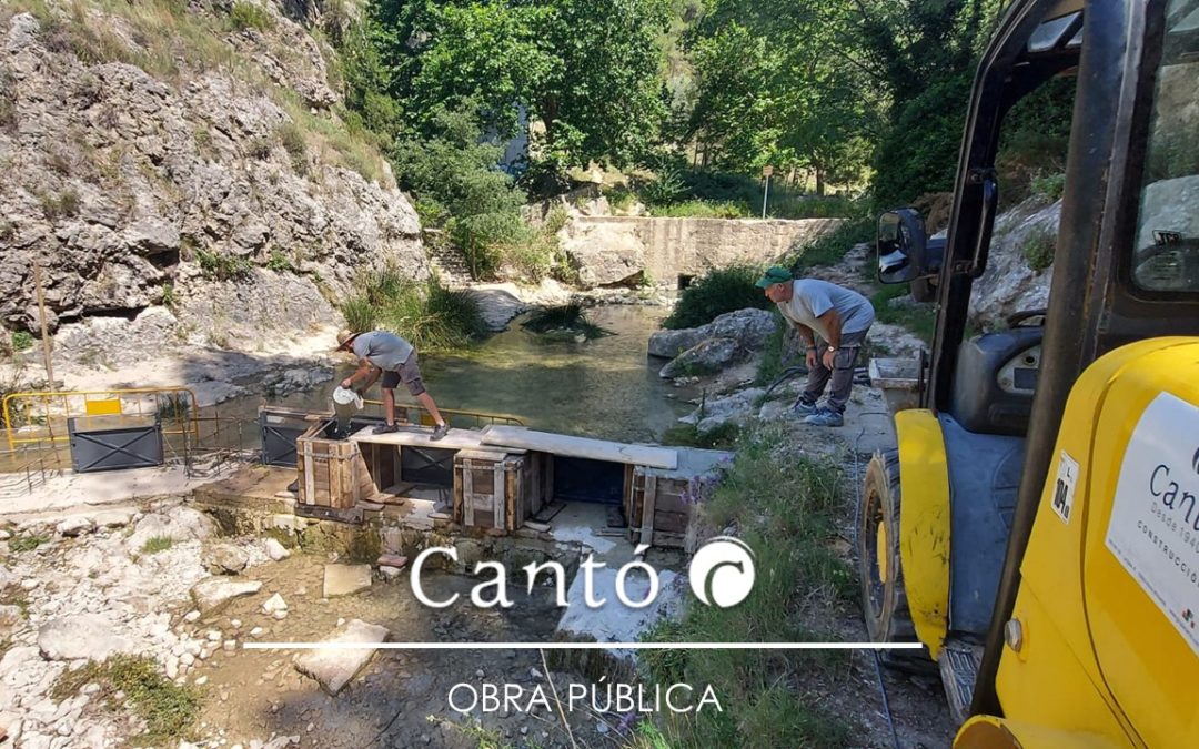 Construcción de la presa en el cauce del río Molinar